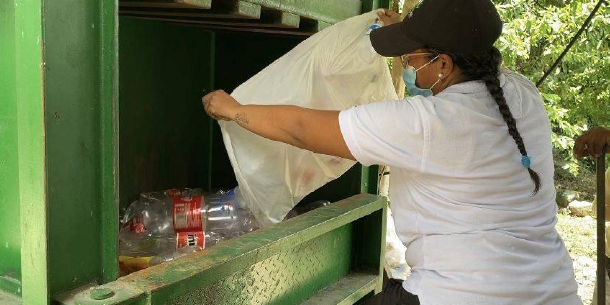 Ellas buscan que la gente de esta localidad aprenda a reciclar en sus casas.