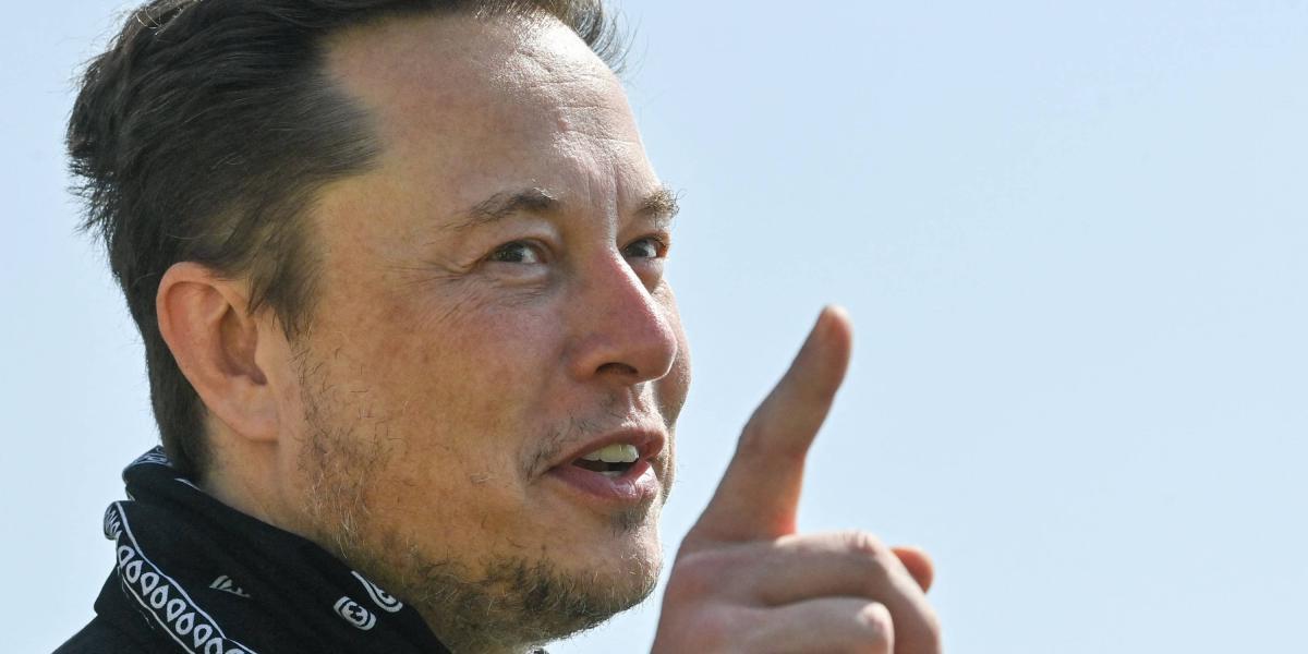 El empresario y magnate de los negocios estadounidense Elon Musk hace un gesto durante una visita a la planta Tesla Gigafactory en construcción, el 13 de agosto de 2021 en Gruenheide, cerca de Berlín, en el este de Alemania.