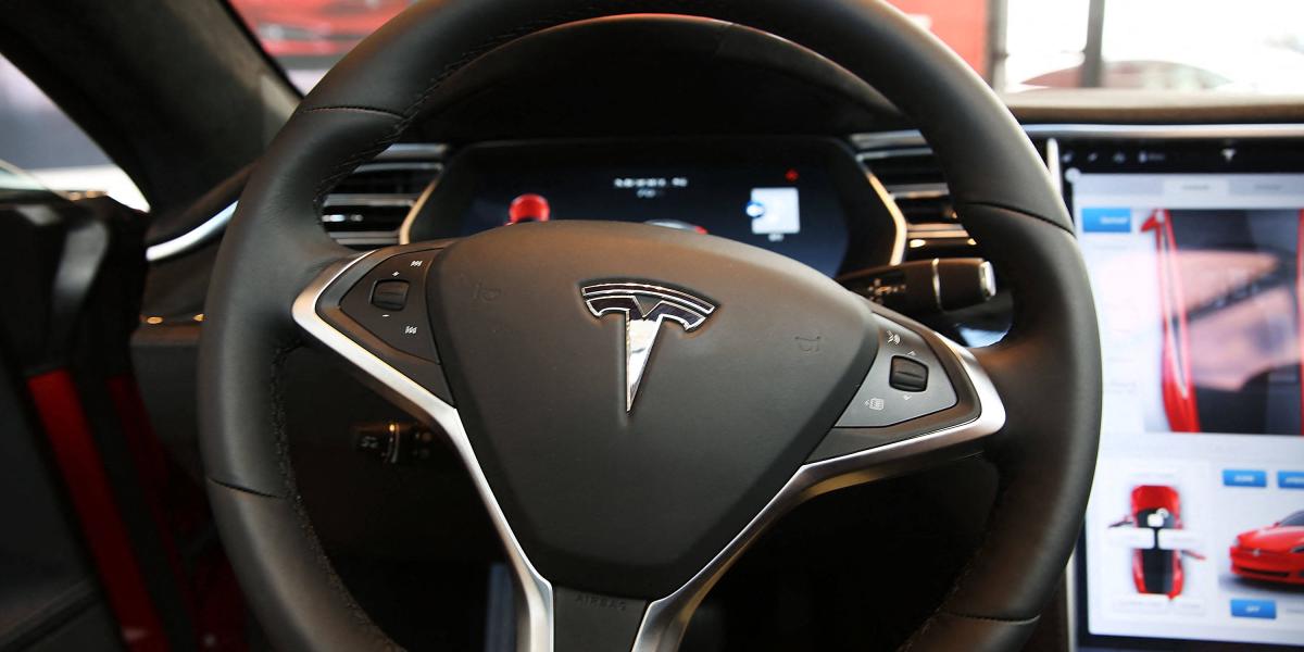 Interior de un vehículo Tesla estacionado en una sala de exhibición.