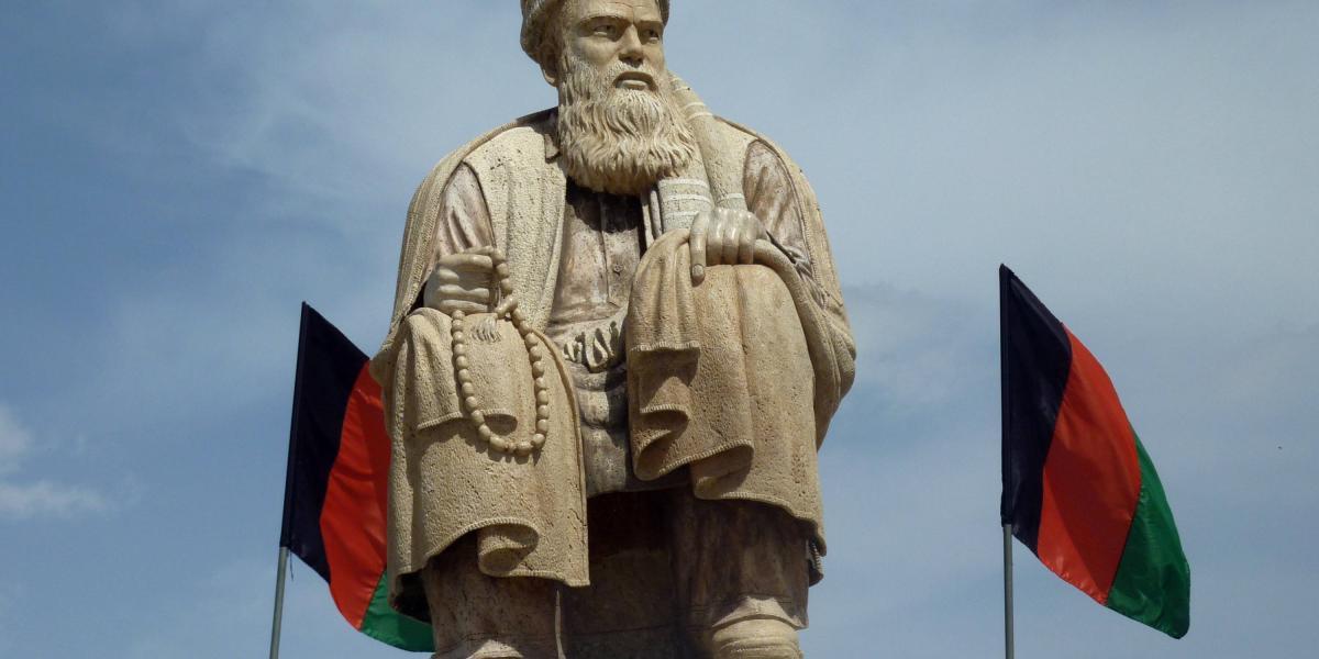 Una estatua de Abdul Ali Mazari, líder de los hazara, una minoría religiosa y étnica en Afganistán, se ve en el valle de Bamiyán, Afganistán, el 13 de abril de 2011