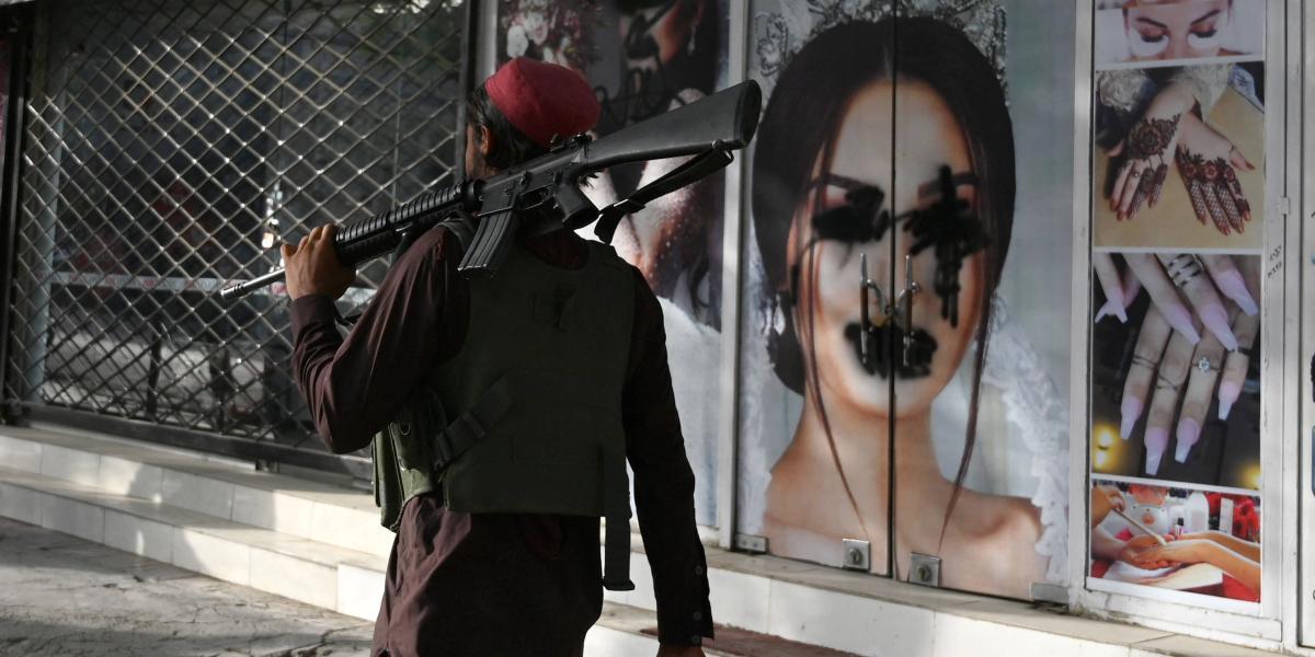 Una calle con fotos de mujeres que fueron destruidas por los soldados talibanes.