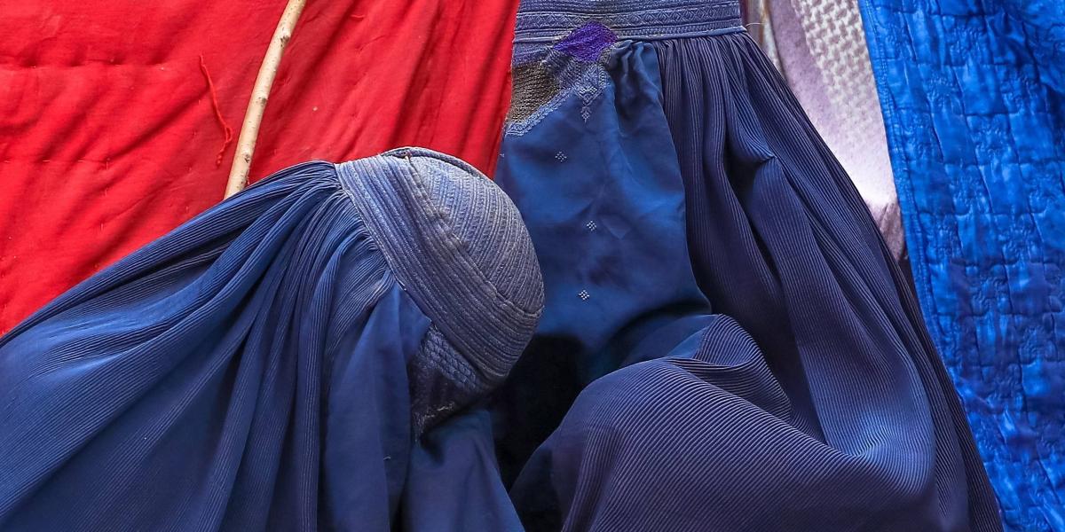 Mujeres vestidas con burka completo desplazadas por los enfrentamientos entre fuerzas talibanes y afganas.