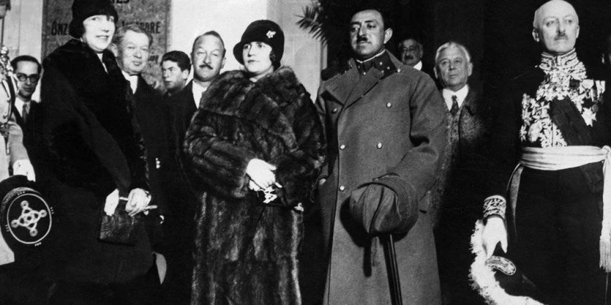 La reina Soraya junto a su esposo en una visita oficial en París en 1928.