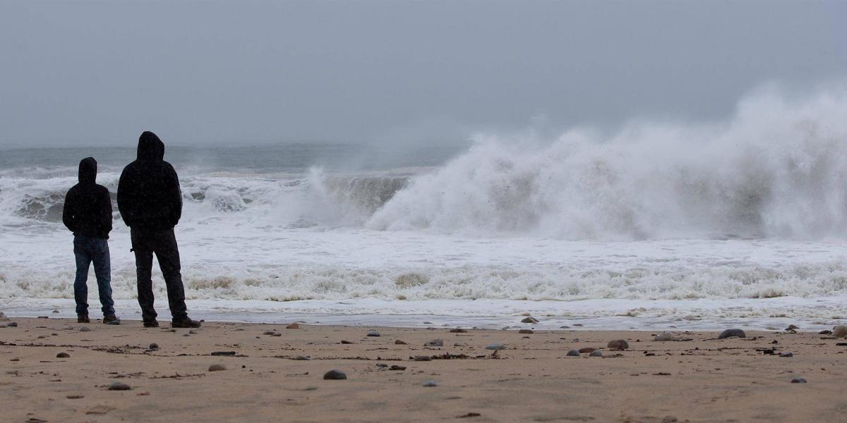 Tormenta tropical Henri, en playa de Rhode Island, Estados Unidos.