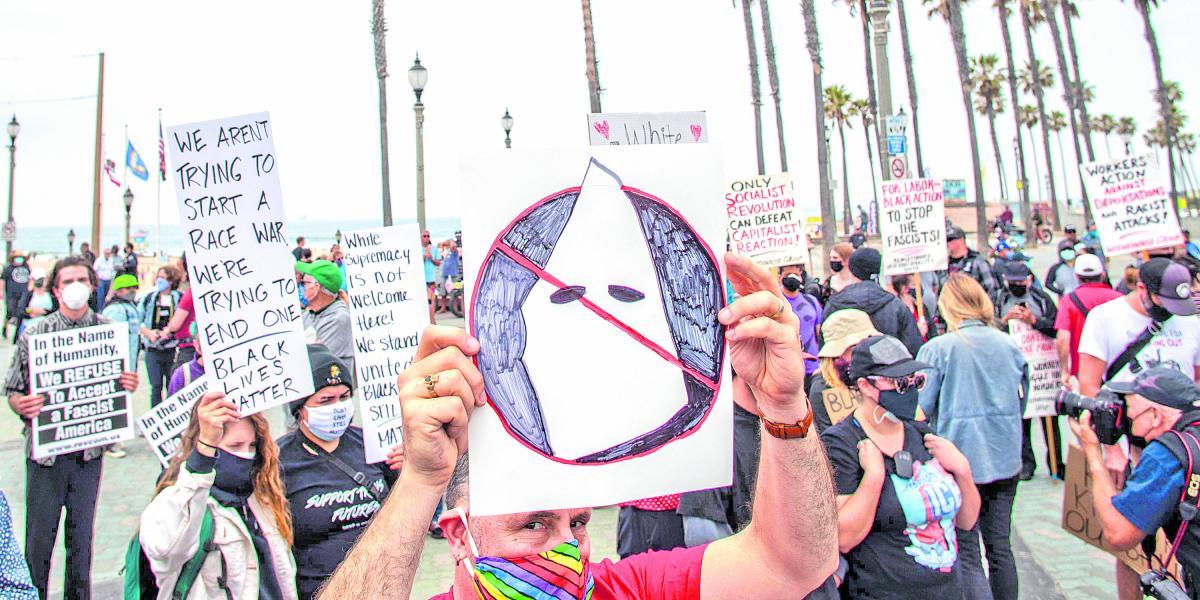 Ciudadanos protestan contra la supremacía blanca promovida por el Ku Klux Klan en Huntington Beach, California (Estados Unidos).