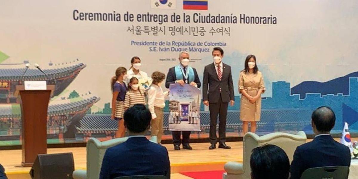 El alcalde de Seúl hizo entrega de la ciudadanía honoraria.