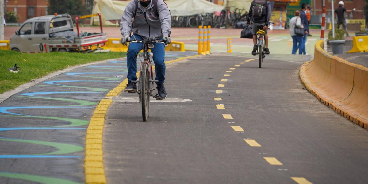 Ciclistas usan la cicloruta de la calle 13, que será entregada el día de mañana. Bogota 30 de agosto del 2021. FOTO MAURICIO MORENO EL TIEMPO