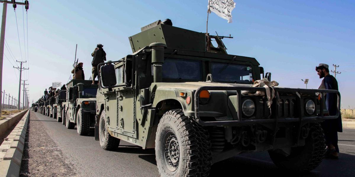 Desfile de vehículos Humvee este miércoles 1 de setpiembre en Afganistán.