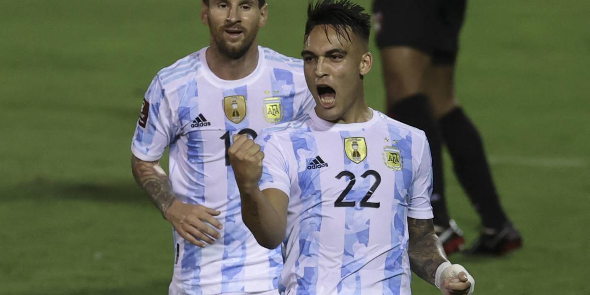 Lautaro Martinez celebra con Argentina.