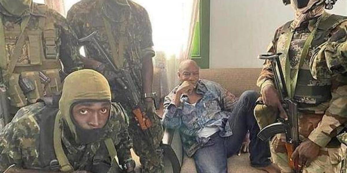 Una fotografía facilitada por el ejército de Guinea muestra al presidente Alpha Conde detenido por las fuerzas especiales del ejército en Conakry.