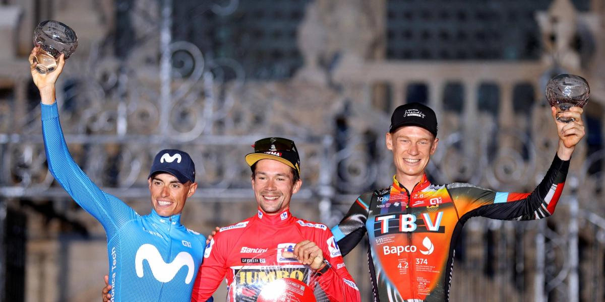 Enric Mas (izq.), segundo. Primoz Roglic, (centro), campeón, y Jack Haig, tercero. Podio de la Vuelta a España.