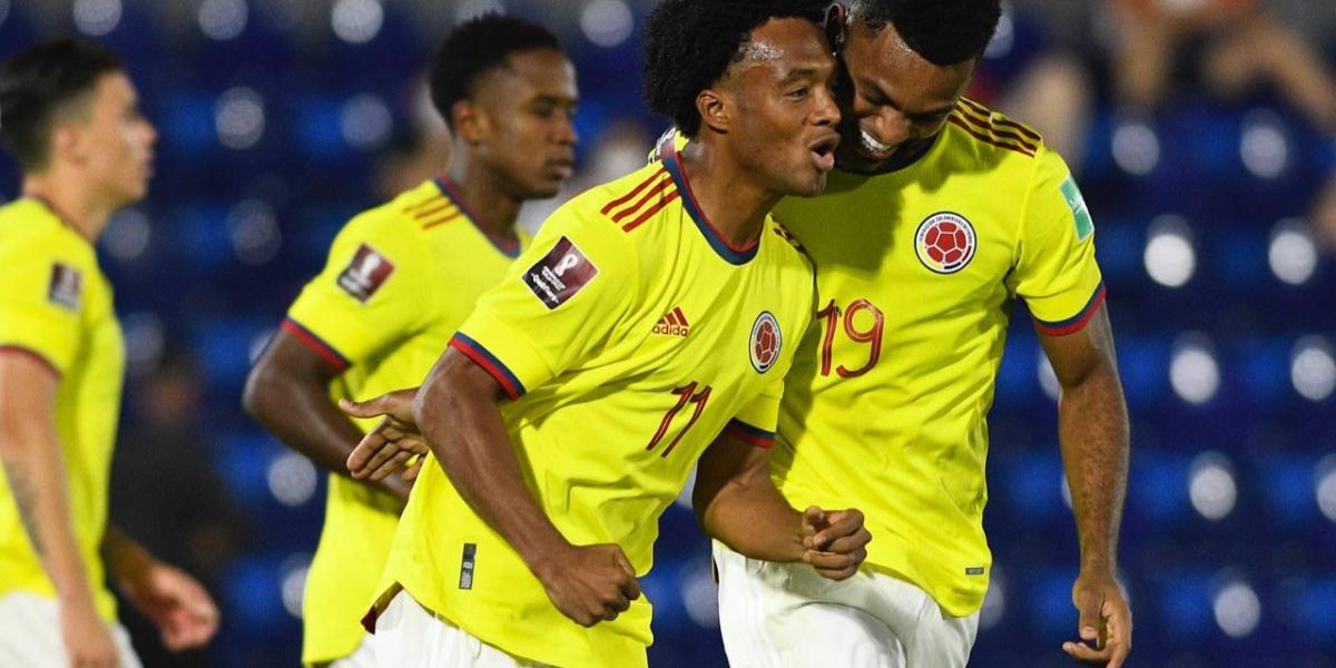 Juan Guillermo Cuadrado celebra el gol de Colombia con Miguel Borja.
