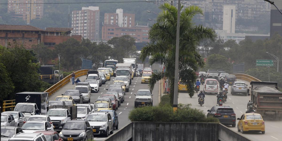 Desde hoy comenzó a regir de nuevo el pico y placa para vehículos particulares en Medellín, el cual funciona entre las 5 a. m. y las 8 p. m., según el último número de la placa. En cuanto a los taxis, estos seguirán teniendo la restricción en los mismos horarios y con la misma rotación dada a conocer a comienzos del año.