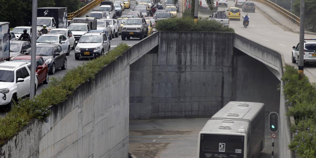 Desde hoy comenzó a regir de nuevo el pico y placa para vehículos particulares en Medellín, el cual funciona entre las 5 a. m. y las 8 p. m., según el último número de la placa. En cuanto a los taxis, estos seguirán teniendo la restricción en los mismos horarios y con la misma rotación dada a conocer a comienzos del año.
