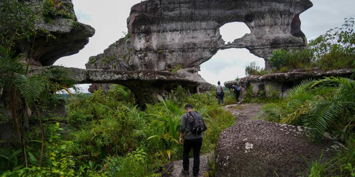 La Puerta de Orión, estructura de piedra de 15 metros de base por 12 metros de alto, está ubicada a 9 kilómetros de San José del Guaviare.
