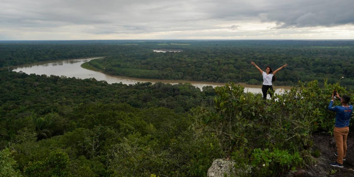 Mirador del Raudal del río Guayabero, donde puede observar la mejor vista del departamento con una excepcional panorámica del lugar.