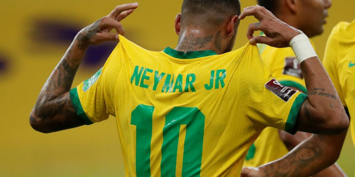 Neymar muestra su camiseta de Brasil.