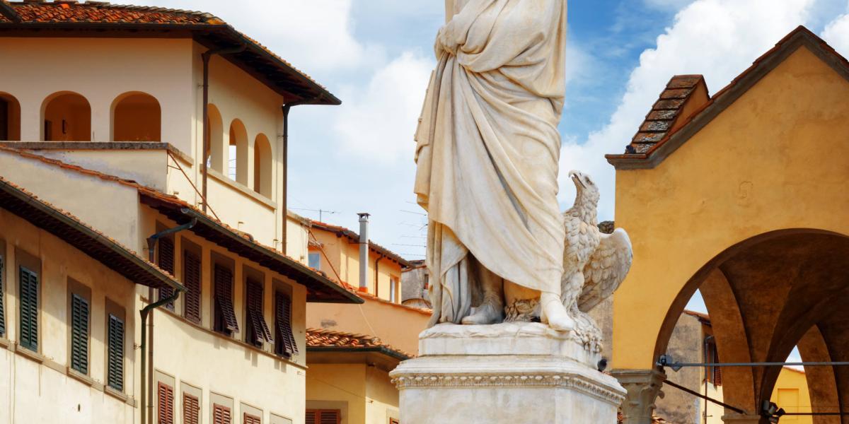 Estatua de Dante frente a la Basílica de Santa Croce, Florencia.