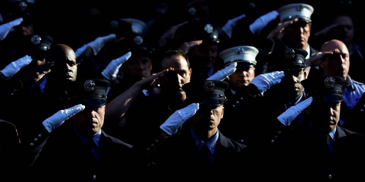 Integrantes del Departamento de Bomberos de Nueva York guardan un minuto de silencio en honor a los fallecidos durante el 11 de septiembre de 2021,