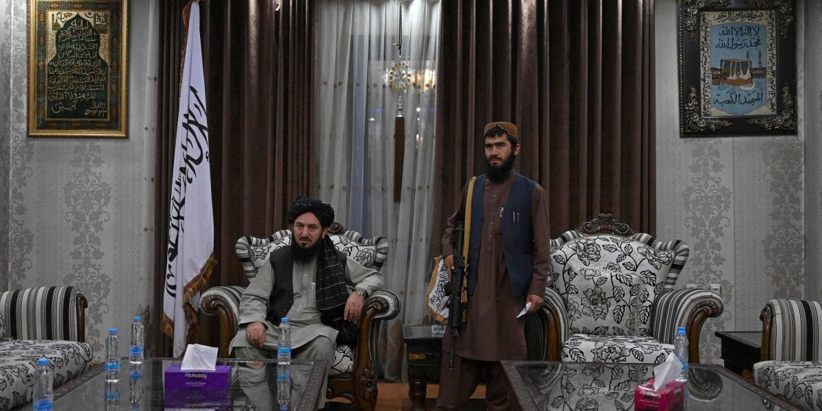 Qari Salahuddin Ayoubi (izq), comandante militares del régimen talibán, dentro de la casa del exvicepresidente Abdul Rashid Dostum en Kabul.