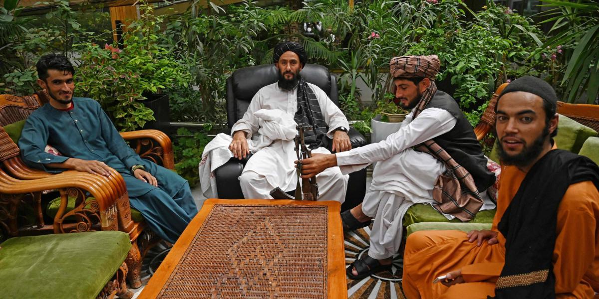 Los combatientes talibanes se sientan en el invernadero de la casa del exvicepresidente afgano Abdul Rashid Dostum en el barrio de Sherpur en Kabul.