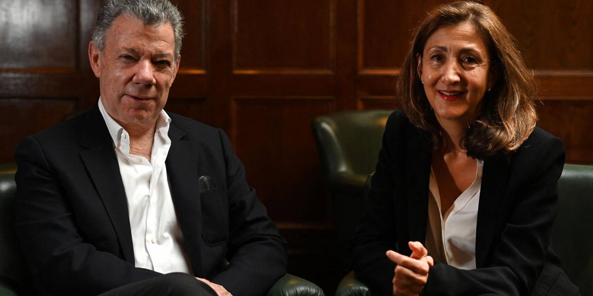 El expresidente Juan Manuel Santos y la exsecuestrada por las Farc Ingrid Betrancourt, en España, este lunes.