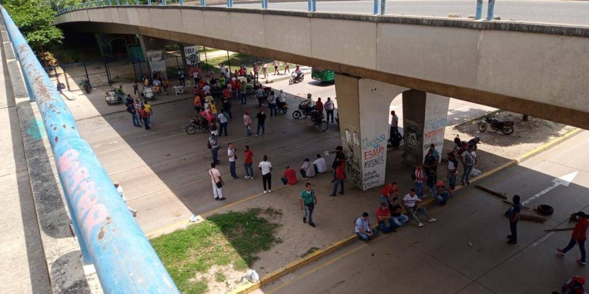 Los manifestantes se ubicaron bajo el puente que conecta a la ciudad con Soledad.