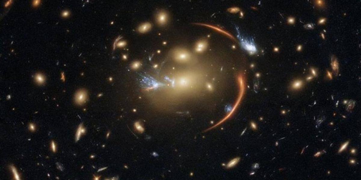 La galaxia gigante dormida en el centro de la imagen está a 10.000 millones de años luz.