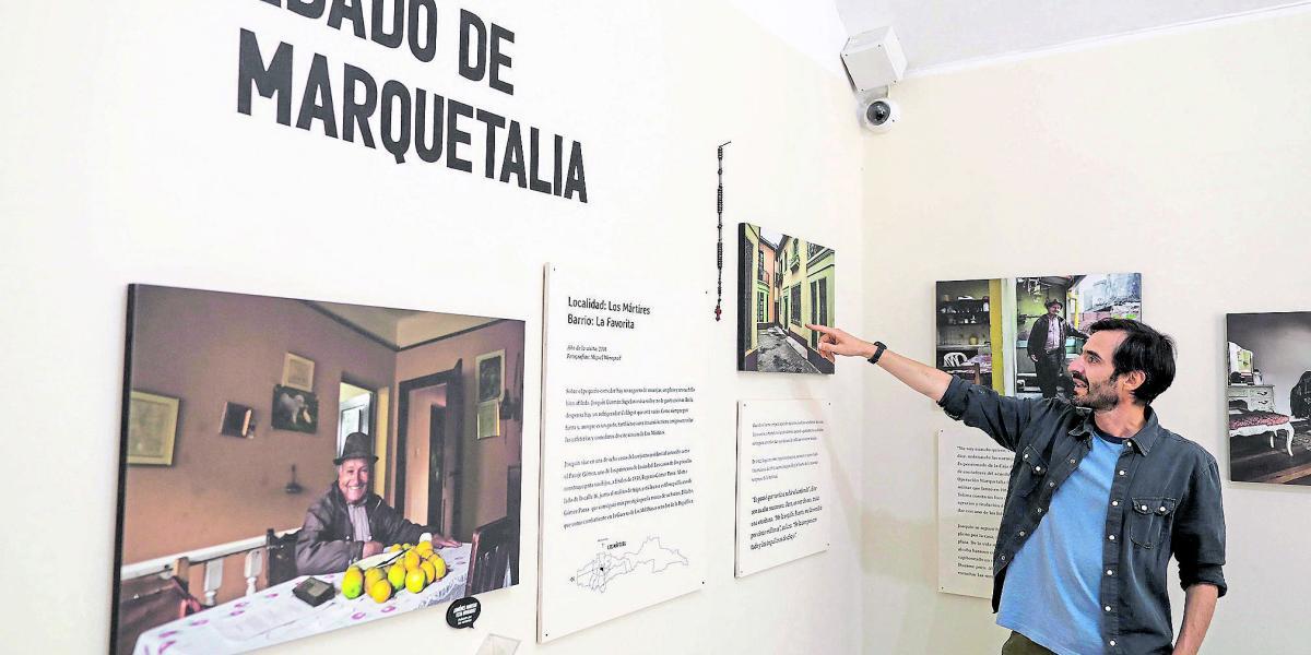 Tanto el libro como la muestra que se exhibe hasta finales de este año en la Casa Sámago, una de las sedes del Museo de Bogotá situada en el barrio La Candelaria, son una instantánea de la capital.