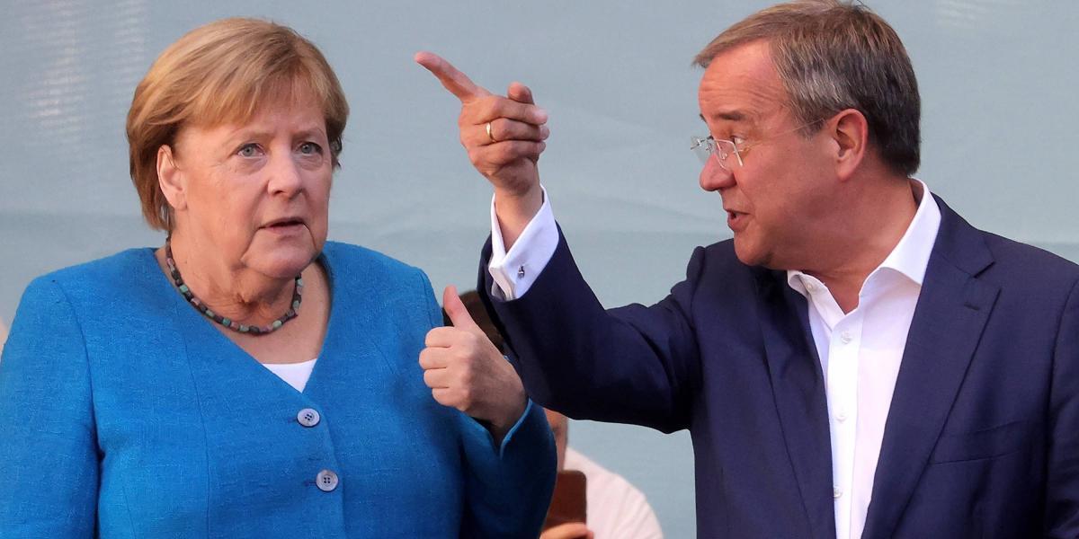 Angela Merkel junto al candidato se su partido Armin Laschet.