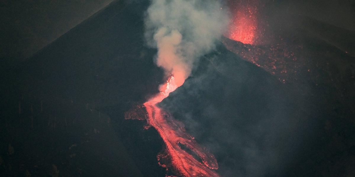 Tras pasar prácticamente medio día sin apenas actividad, el lunes el volcán Cumbre Vieja comenzó nuevamente a expulsar lava entre explosiones intermitentes.