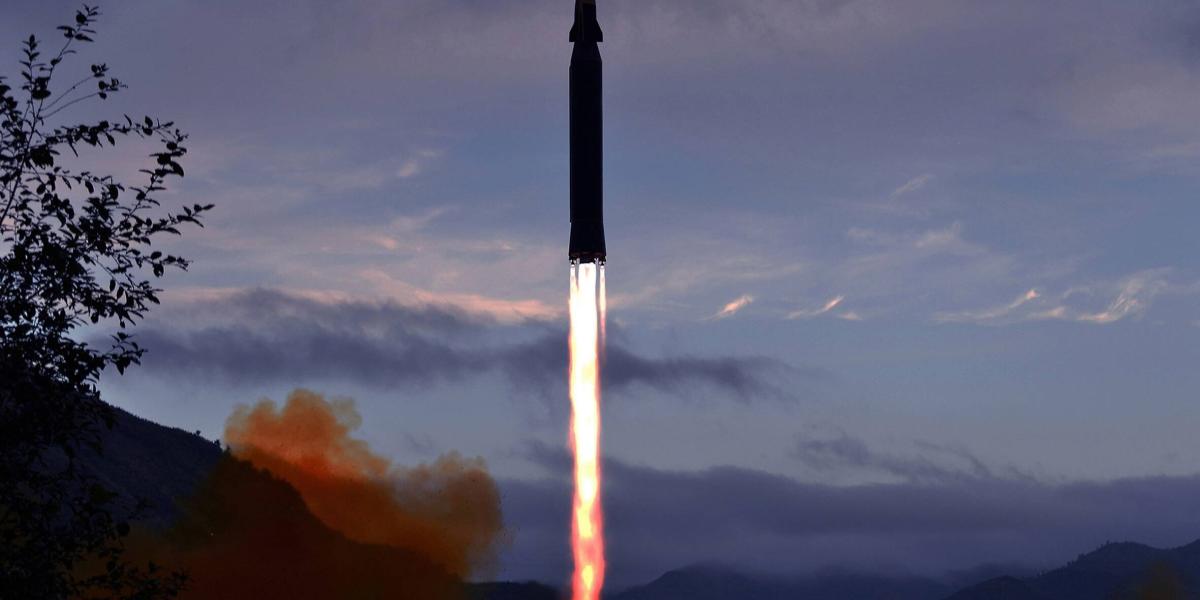 Una foto publicada por la Agencia Central de Noticias de Corea del Norte (KCNA) que muestra el misil hipersónico Hwasong-8