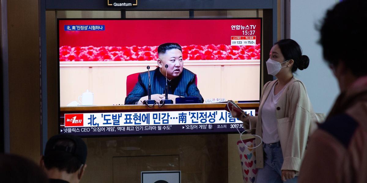 La gente ve las noticias en la estación de Seúl, Corea del Sur, el 28 de septiembre de 2021. Según el Estado Mayor Conjunto de Corea del Sur (JCS), el 28 de septiembre Corea del Norte lanzó un misil balístico al Mar de Japón.
