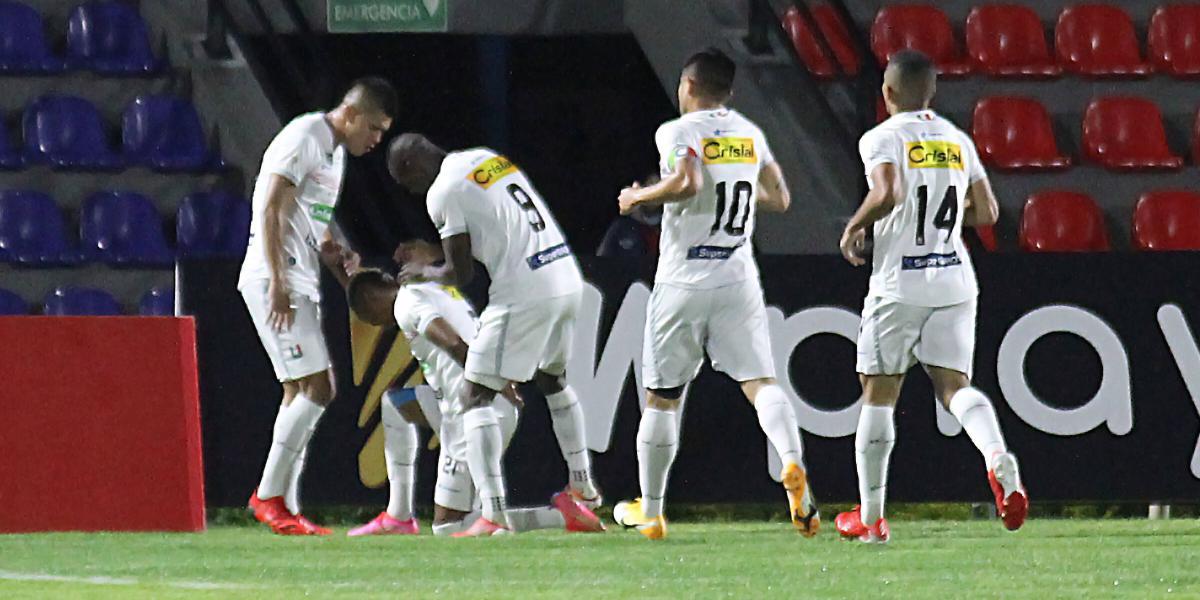Once Caldas celebra el gol de Marcelino Carreazo.
