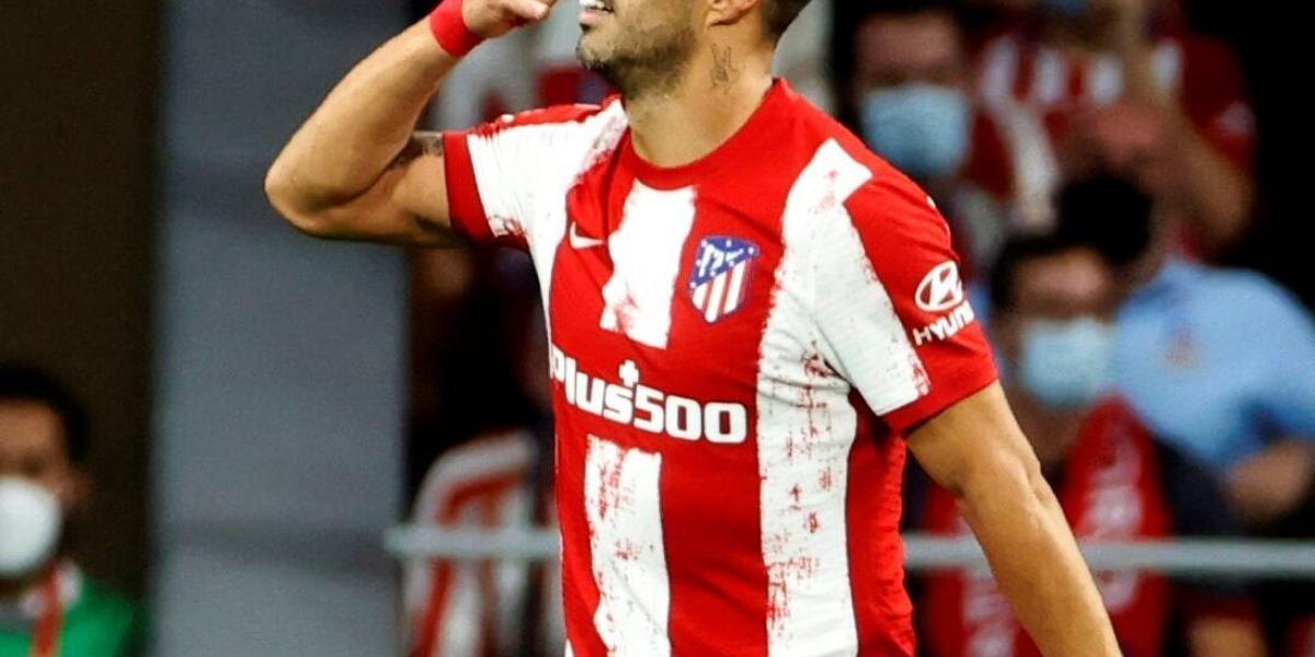 Luis Suárez hace el gesto de hablar por teléfono luego de marcarle al Barcelona.