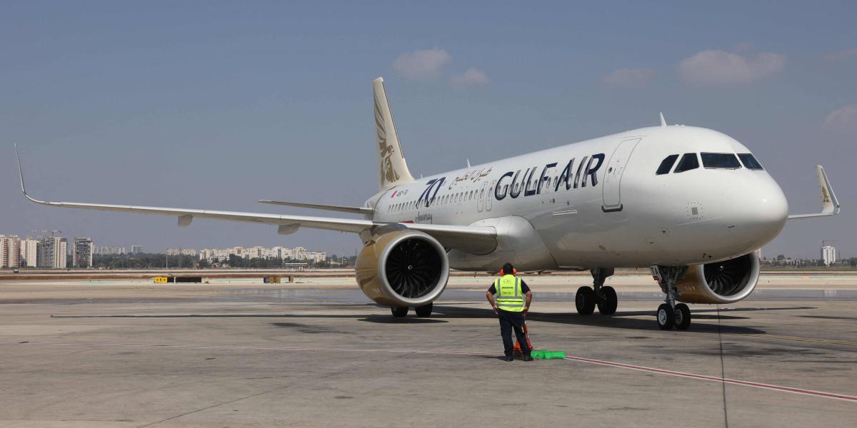 El avión Gulf Air inició el primer vuelo comercial entre Bahrein e Israel un año después de la normalización de las relaciones diplomáticas, el 30 de septiembre
