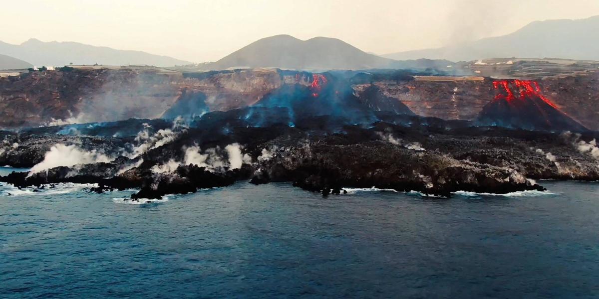 Esta captura de imagen extraída de un vídeo facilitado por el Instituto Español de Oceanografía (IEO-CSIC) muestra una toma aérea desde el buque oceanográfico Ramon Margalef (IEO) del delta formado en la costa a partir de la lava del volcán Cumbre Vieja, en el Canarias de La Palma a 4 de octubre de 2021