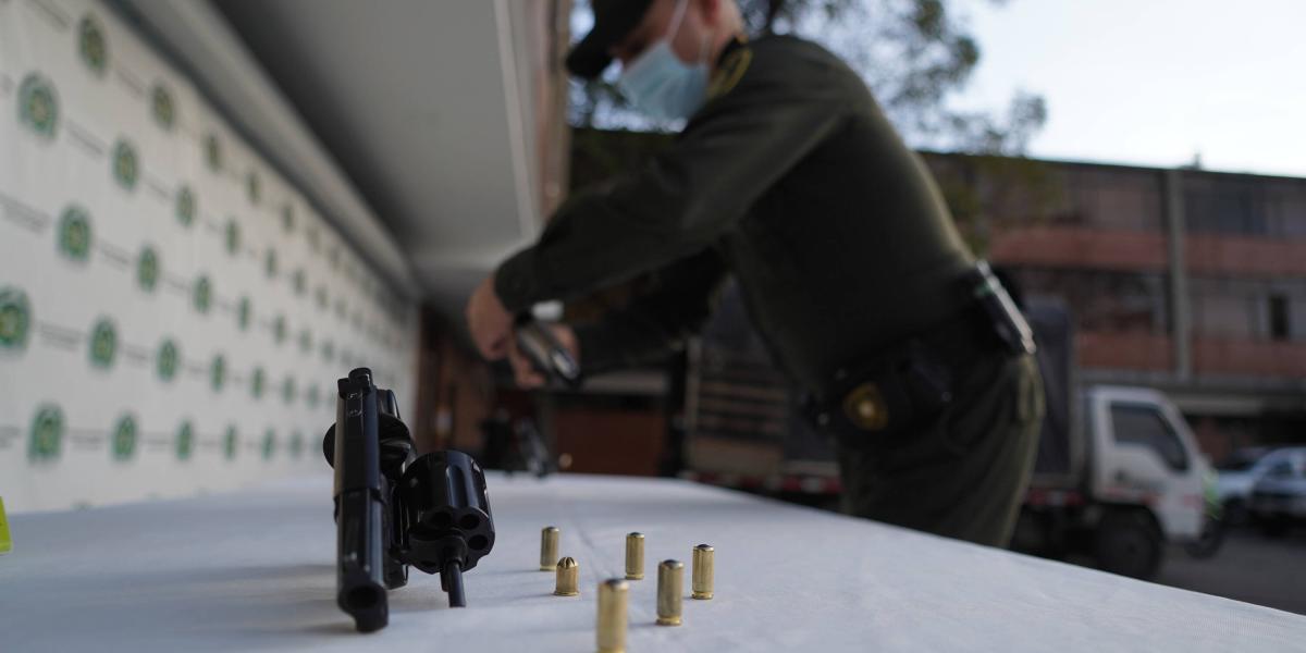 El secretario de Seguridad Aníbal Fernández y el general Eliecer Camacho dan a conocer sobre la incautación de armas modificadas para cometer delitos en la ciudad . Bogotá 4 de octubre del 2021. FOTO MAURICIO MORENO EL TIEMPO CEET