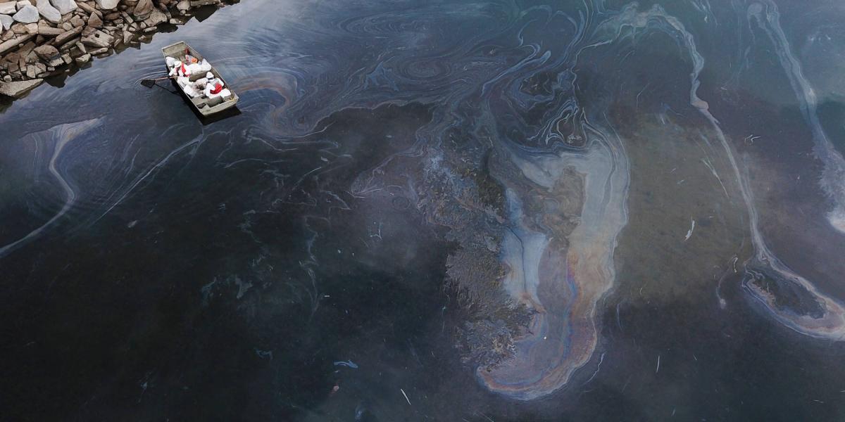 El petróleo fluyó cerca del pantano Talbert y la desembocadura del río Santa Ana, en el océano pacífico en California.