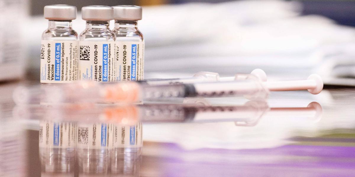 Farmacéutica Johnson y Johnson prepara segunda dosis de su vacuna contra covid-19.