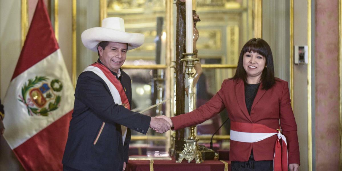 Nueva primera ministra, Mirtha Vásquez (d), junto al presidente de Perú, Pedro Castillo (i), en Lima.