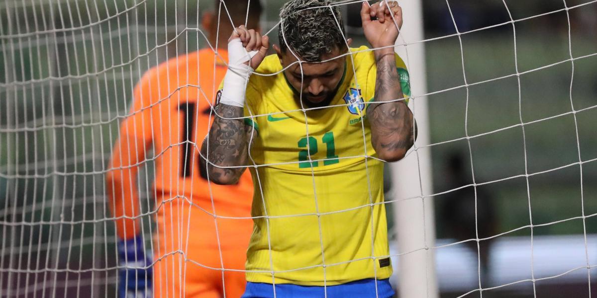 Gabigol de Brasil lamenta hoy una jugada contra Venezuela.