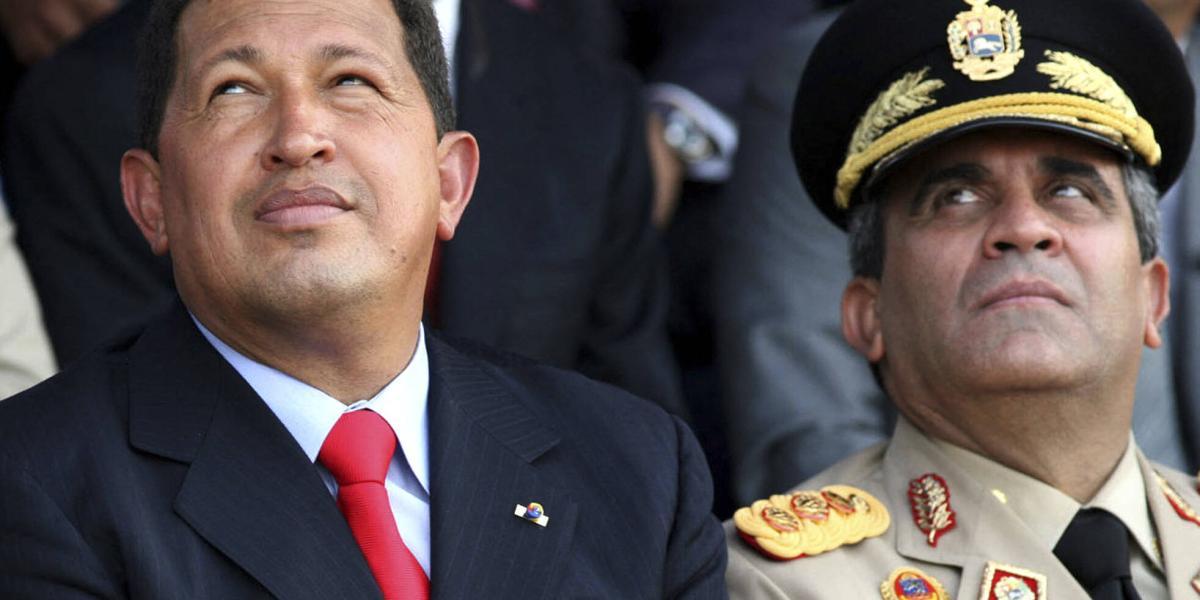 El fallecido general Raúl Baduel junto a Hugo Chávez. Esta foto es de 2006.