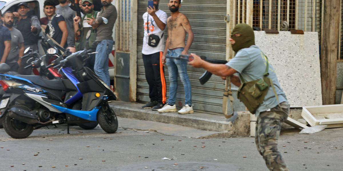 Un combatiente chií apunta durante enfrentamientos en la zona en Beirut.