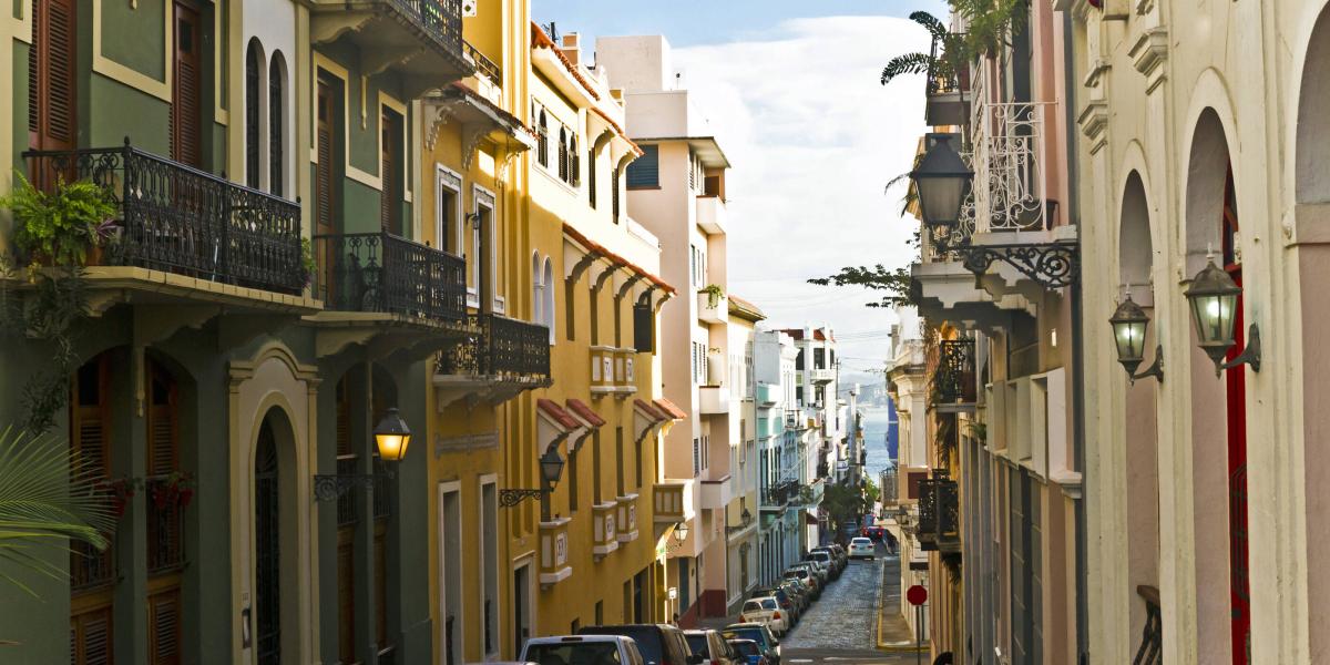 Calle ubicada en el Viejo San Juan, en Puerto Rico.