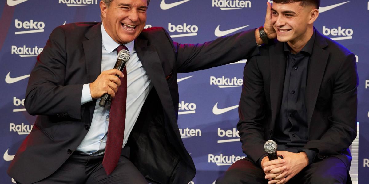 El presidente del FC Barcelona, Joan Laporta (i), y el centrocampista Pedro González "Pedri", durante el acto en el que se ha formalizado su renovación como jugador del equipo azulgrana hasta el años 2026 con una claúsula de rescisión de 1.000 millones de euros.