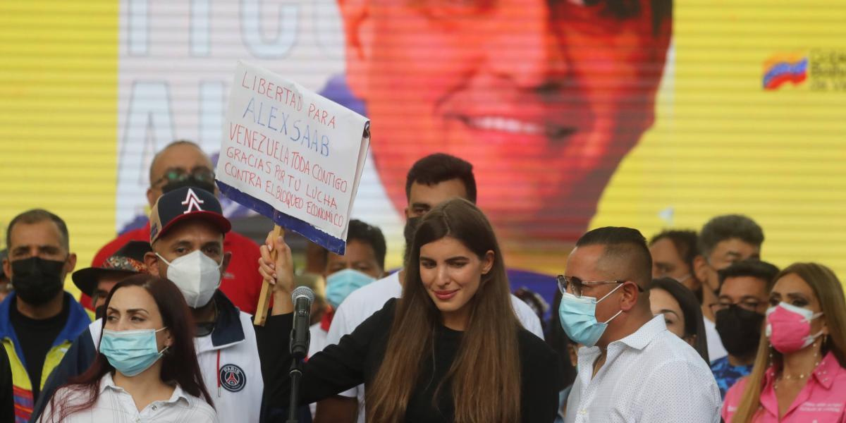 Camila Fabri, esposa de Álex Saab, pidió ayer desde la Plaza Bolívar de Caracas que el ‘diplomático’ sea liberado.