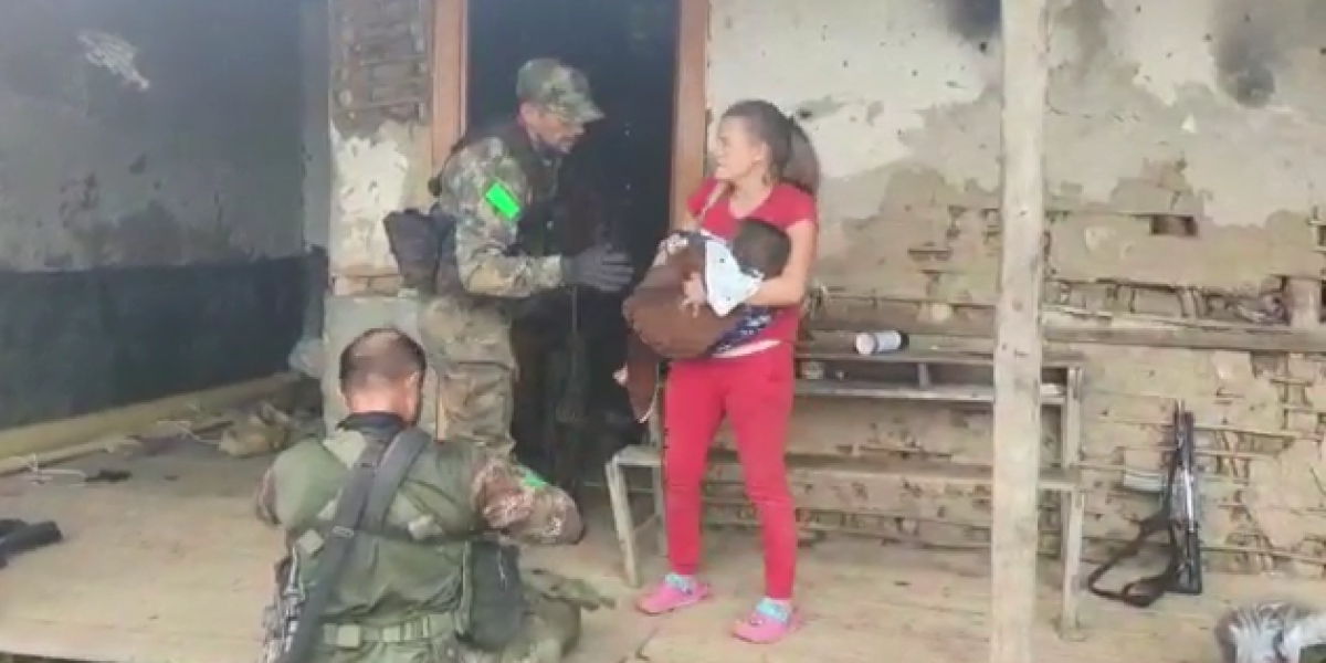 Momento en que la madre se acerca con el niño herido a pedir ayuda al Ejército.