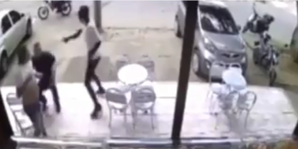 Imagen de video de atraco en panadería del barrio Santa Anita en Cali, cerca de donde murieron los dos presuntos atracadores.