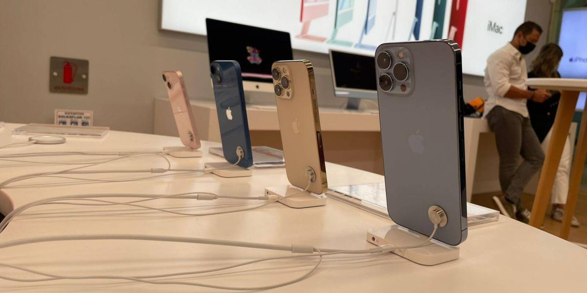 El nuevo teléfono de Apple viene en cuatro versiones: iPhone 13 mini, iPhone 13, iPhone 13 Pro y iPhone 13 Pro Max.